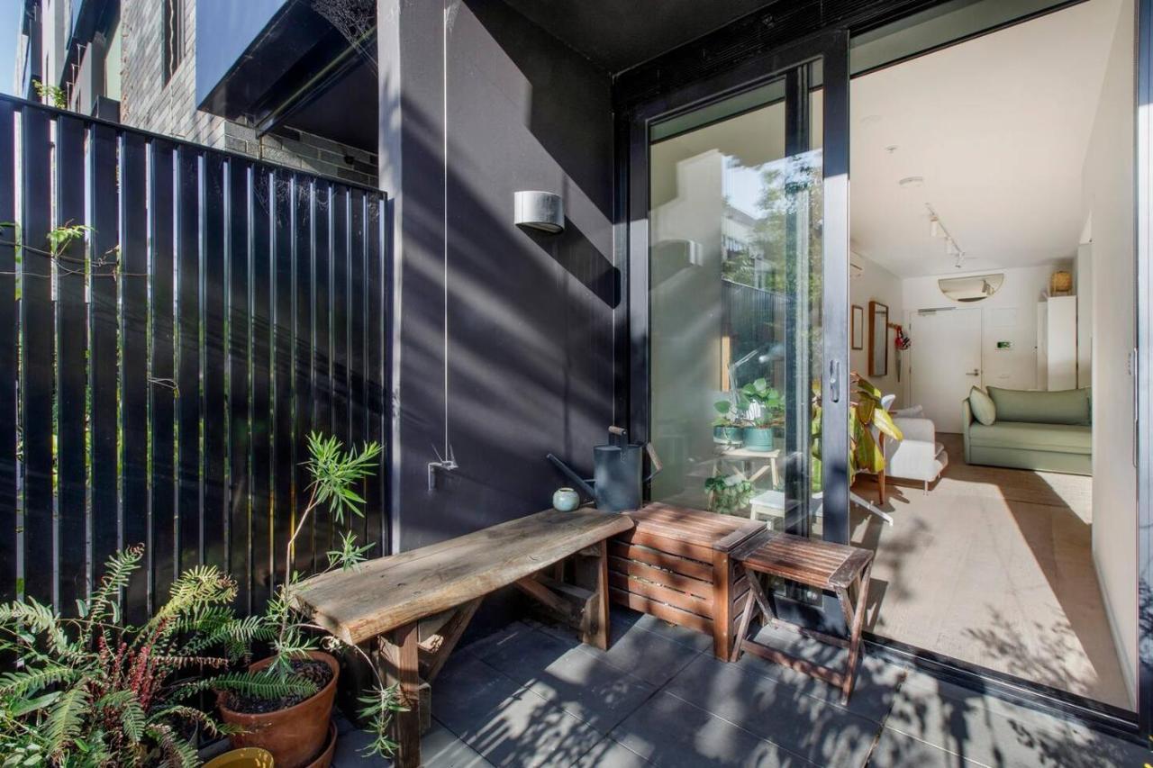 מלבורן Carlton Meets Fitzroy At This Leafy Urban Hideaway מראה חיצוני תמונה